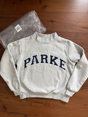 NEW PARKE
Varsity Mockneck Sweatshirt in Grey with Denim
Size S/M